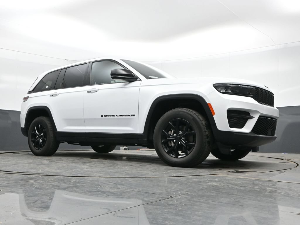 Used 2025 Jeep Grand Cherokee Altitude AWD/4WD image 40