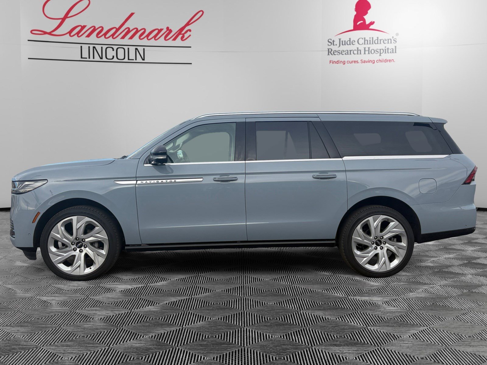 Certified 2025 Lincoln Navigator L Reserve image 2