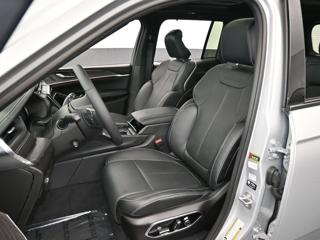 Used 2024 Jeep Grand Cherokee Overland w/ Luxury Tech Group IV AWD/4WD image 39