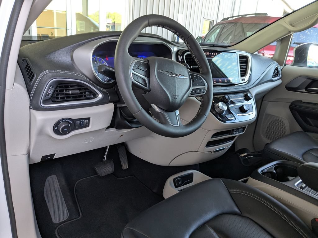 Used 2023 Chrysler Pacifica Touring-L AWD/4WD image 9