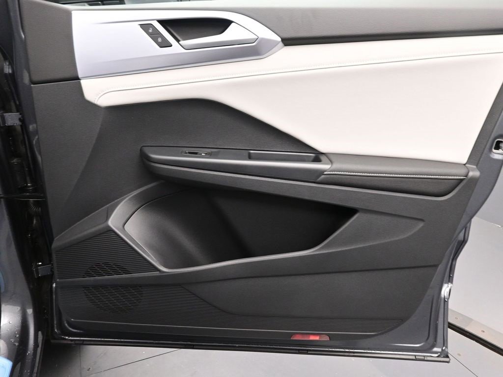 New 2025 Volkswagen Taos SE image 31