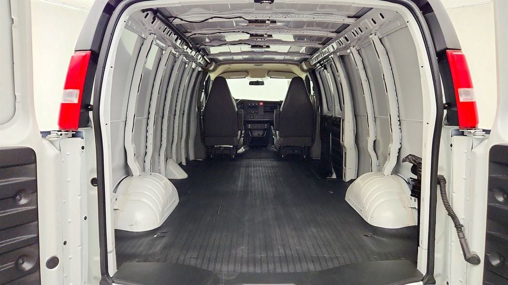 Used 2025 GMC Savana 3500 Extended RWD image 20