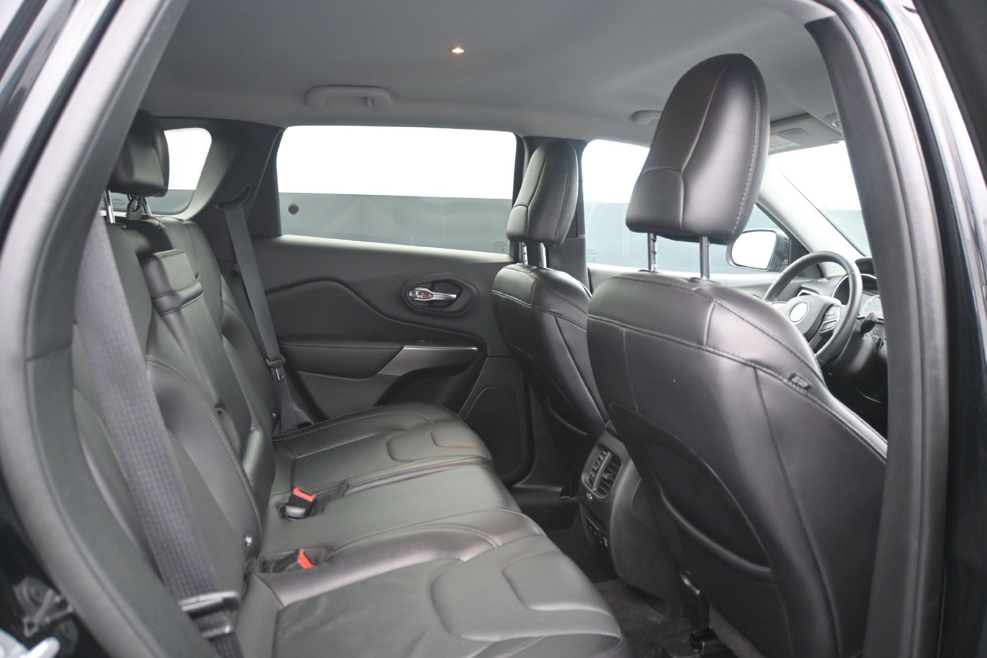 Used 2019 Jeep Cherokee Limited w/ Trailer Tow Group AWD/4WD image 14