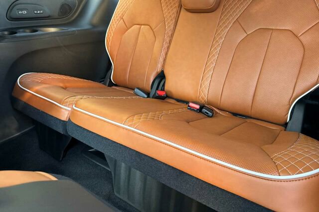 New 2026 Chrysler Pacifica Pinnacle image 13