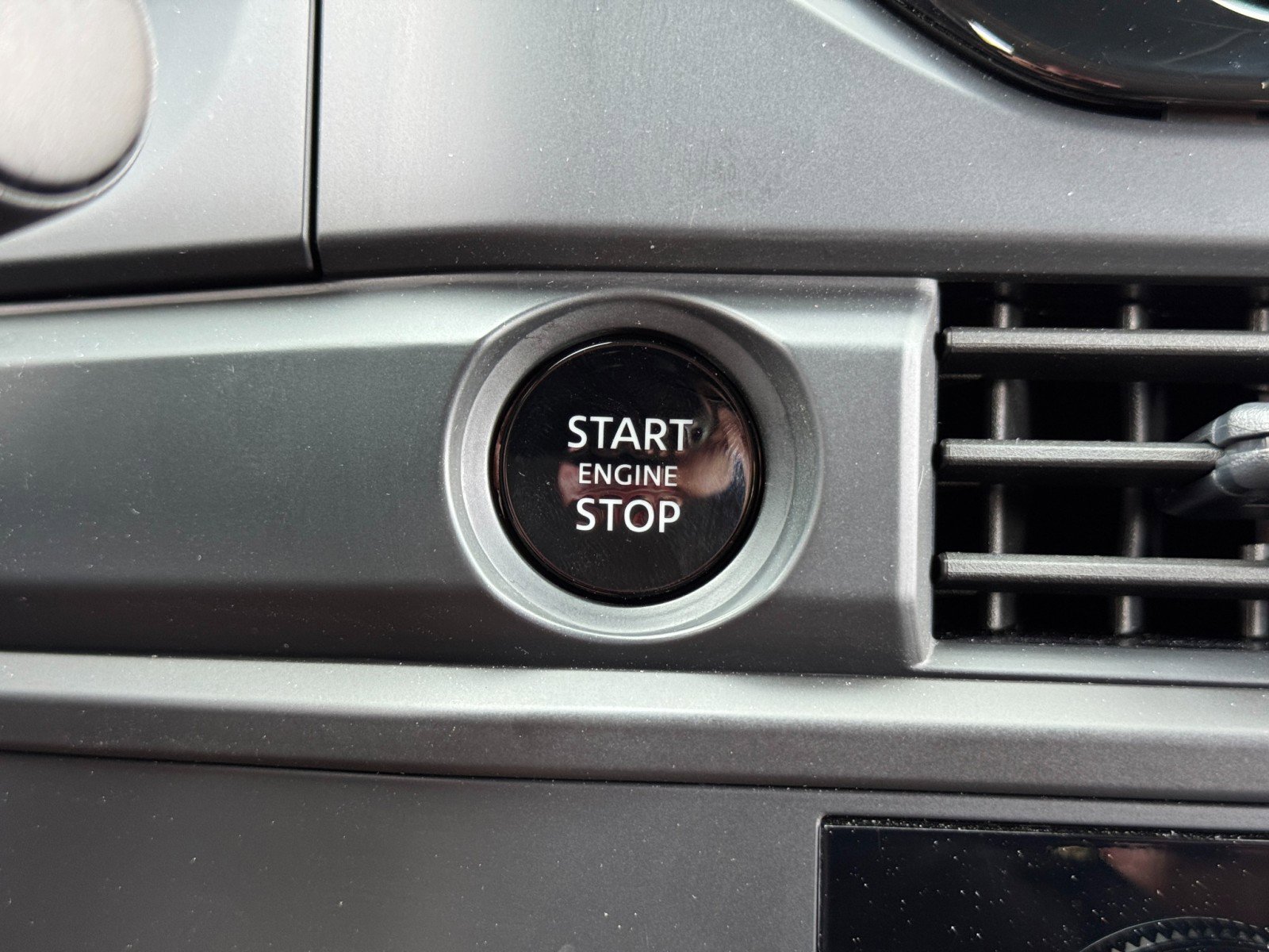 Used 2025 Nissan Pathfinder S FWD image 21