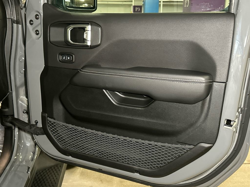 Used 2022 Jeep Wrangler Unlimited Sahara w/ Cold Weather Group AWD/4WD image 12