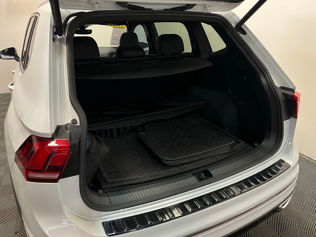 Used 2023 Volkswagen Tiguan SEL R-Line image 25