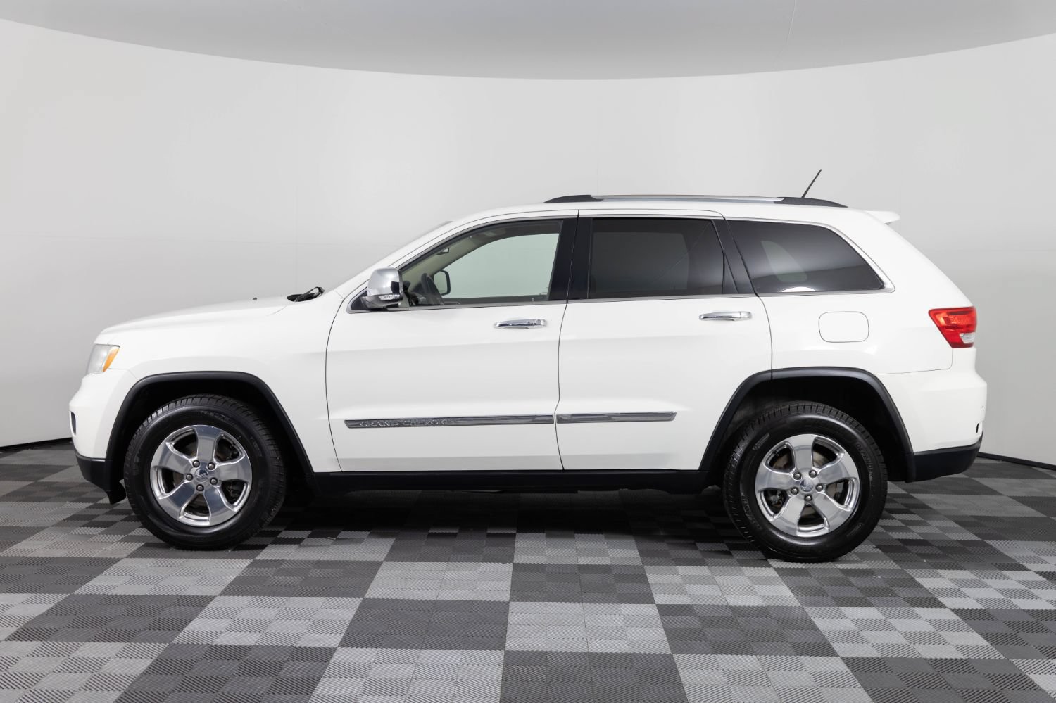 Used 2011 Jeep Grand Cherokee Limited AWD/4WD image 3