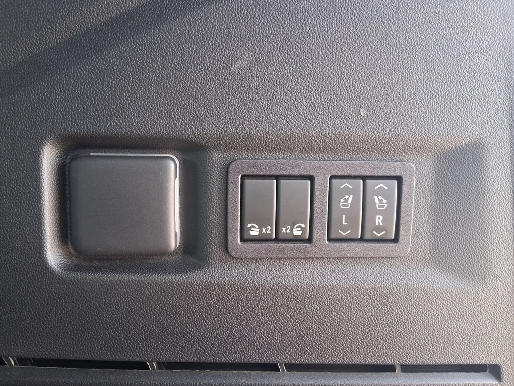 Used 2026 GMC Yukon Denali Ultimate AWD/4WD image 7
