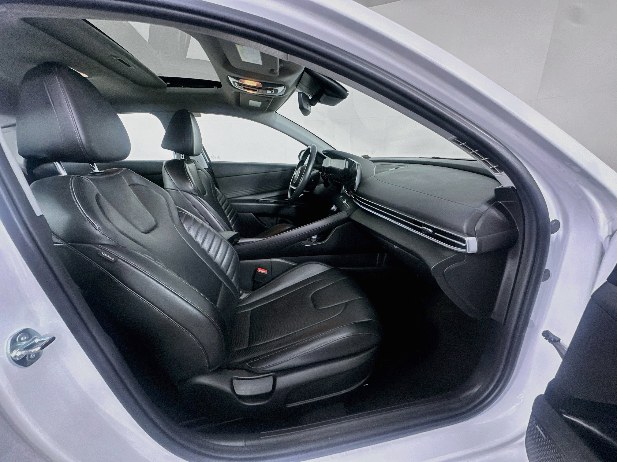 Used 2025 Hyundai Elantra Limited FWD image 31