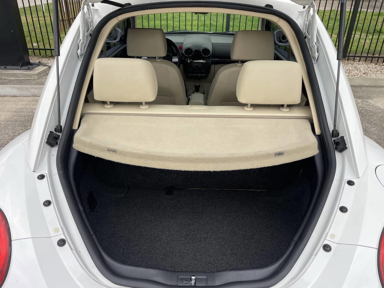 Used 2009 Volkswagen Beetle Base 2dr Coupe 5M image 14