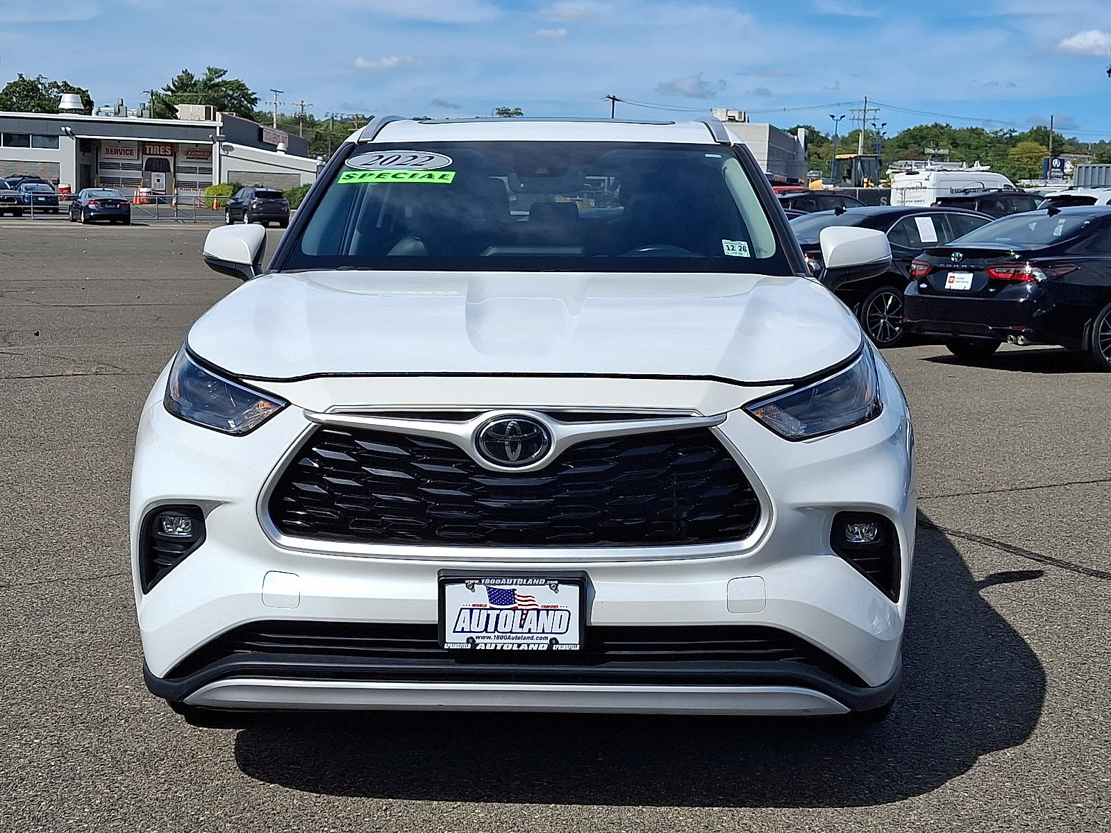 Used 2022 Toyota Highlander XLE AWD/4WD image 2
