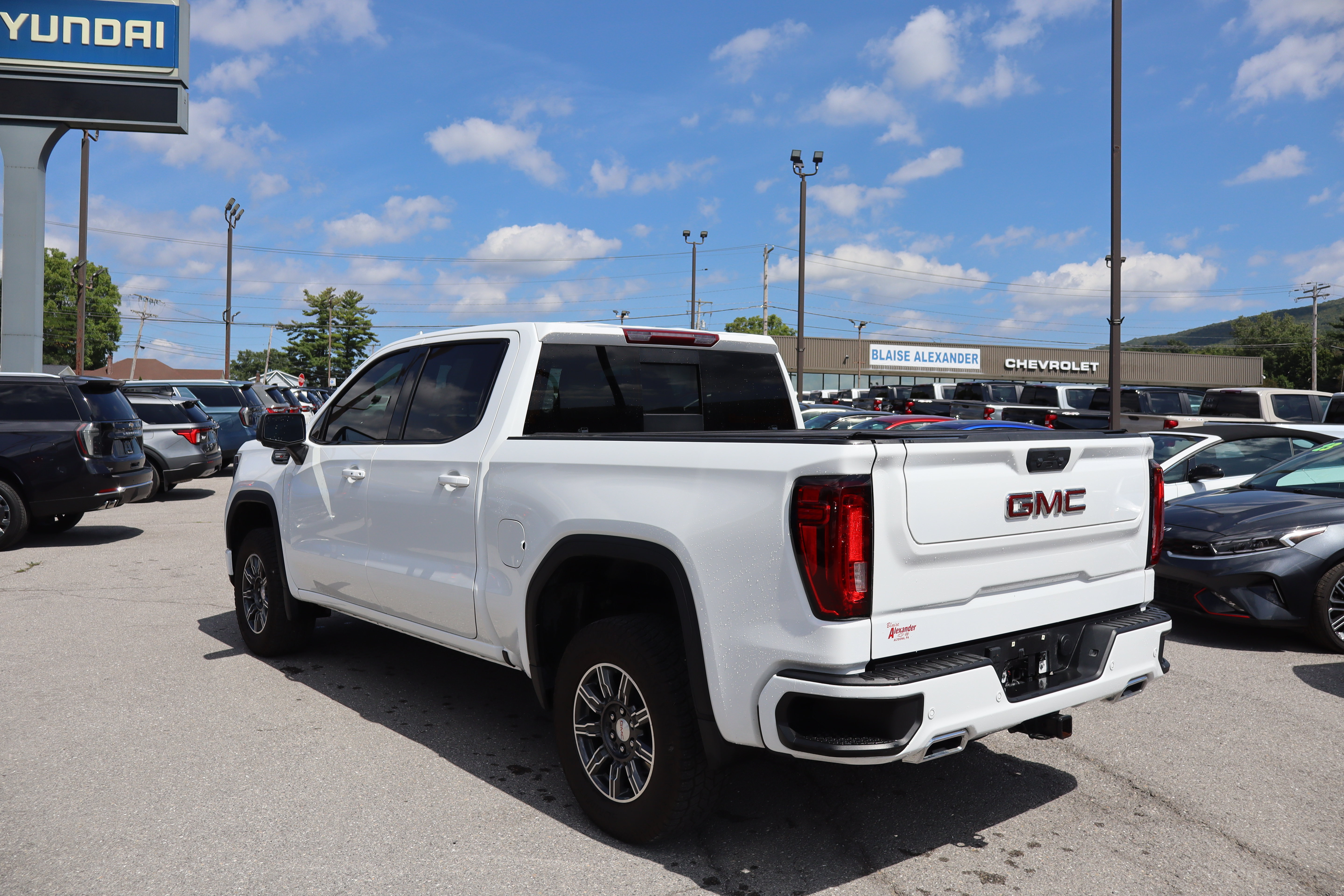 Used 2024 GMC Sierra 1500 AT4 w/ AT4 Carbonpro Edition AWD/4WD image 5