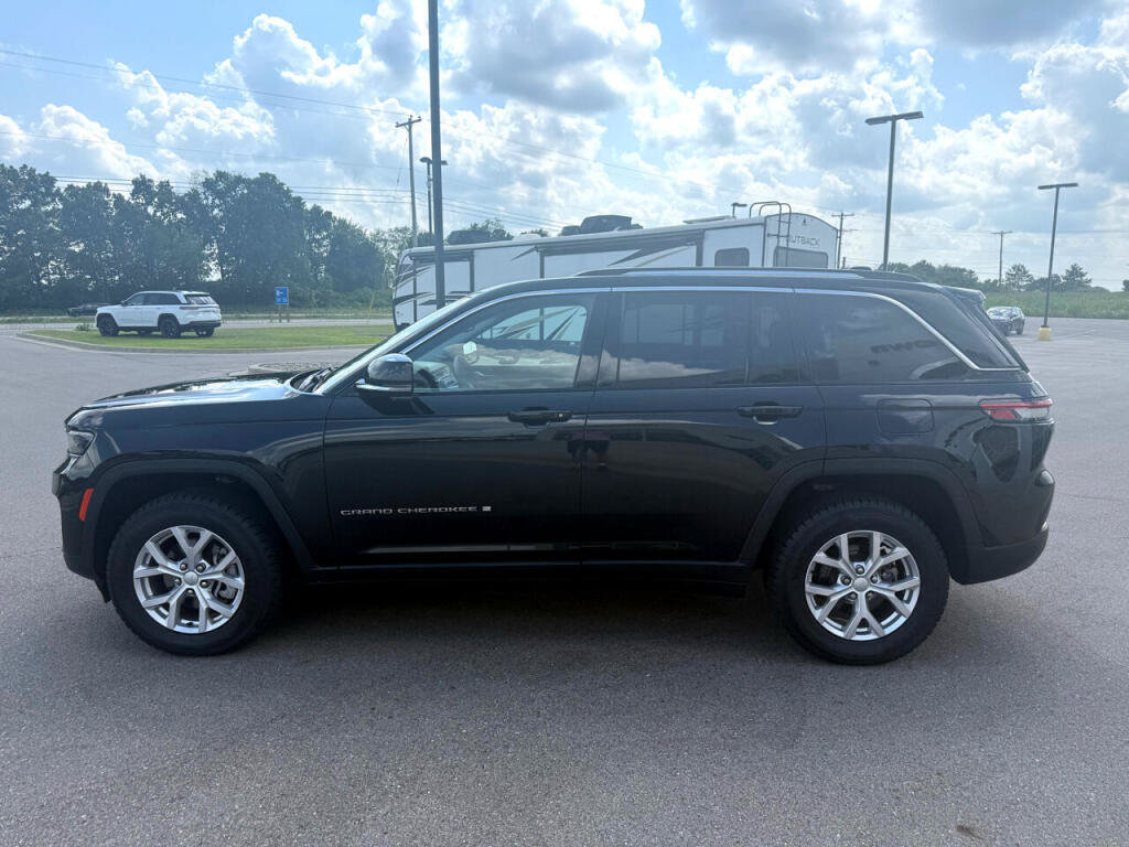 Used 2023 Jeep Grand Cherokee Limited AWD/4WD image 6