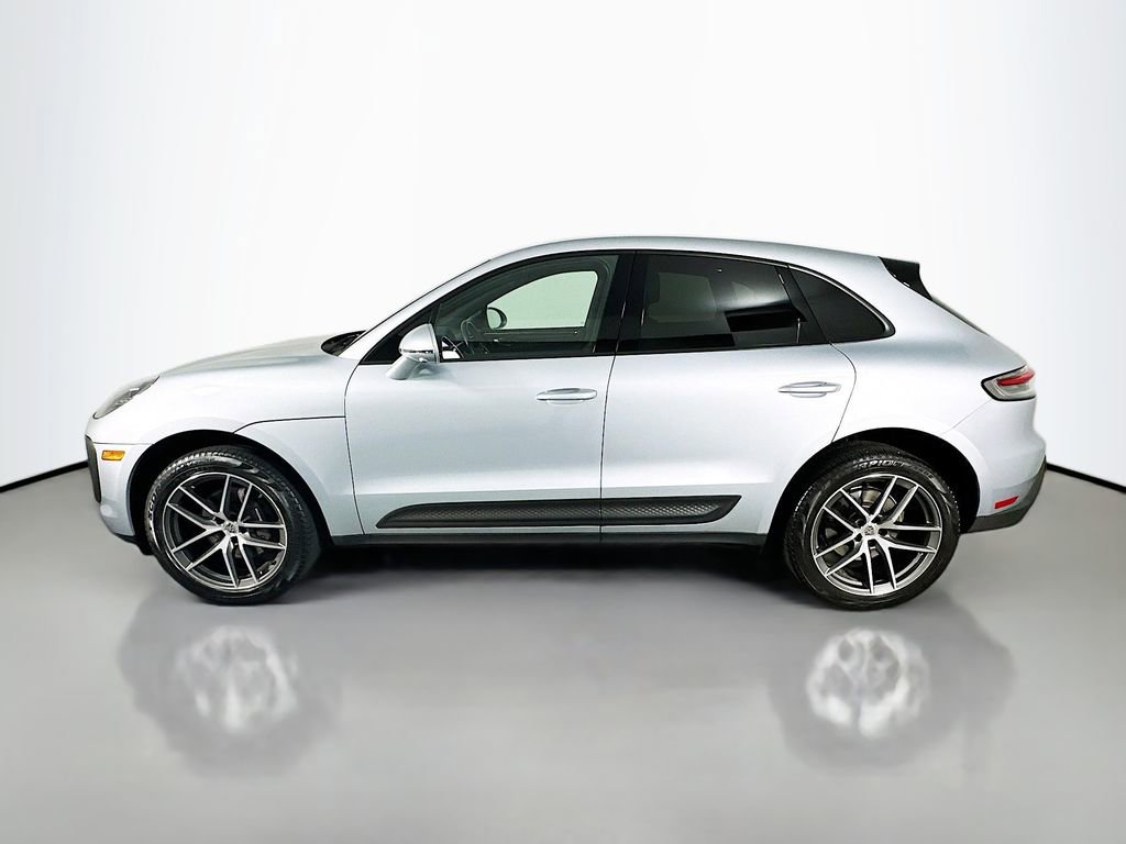 Certified 2023 Porsche Macan image 2