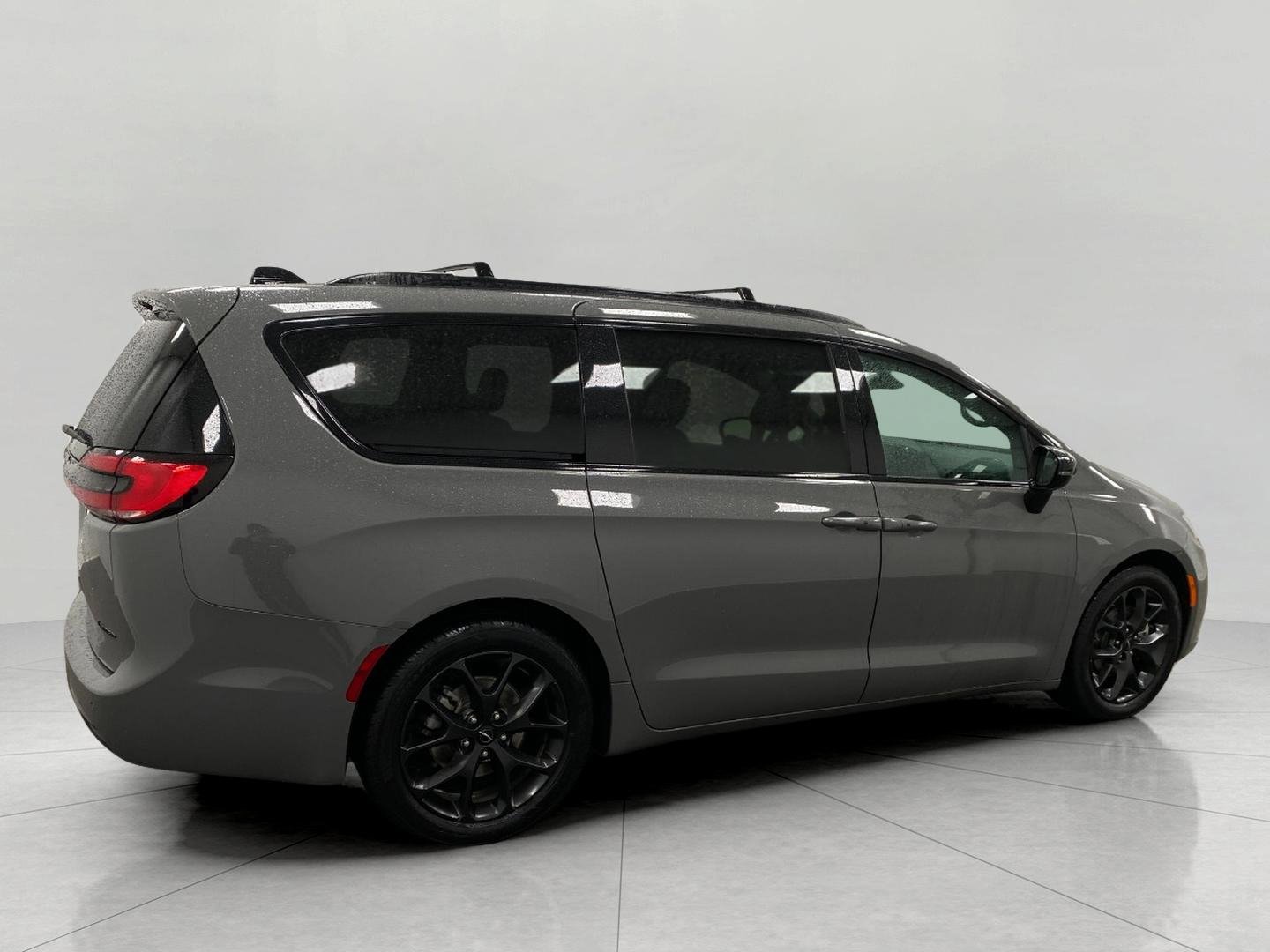 Used 2025 Chrysler Pacifica Limited FWD image 3