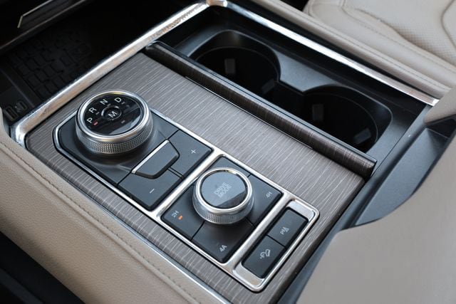 Used 2022 Ford Expedition Limited AWD/4WD image 19