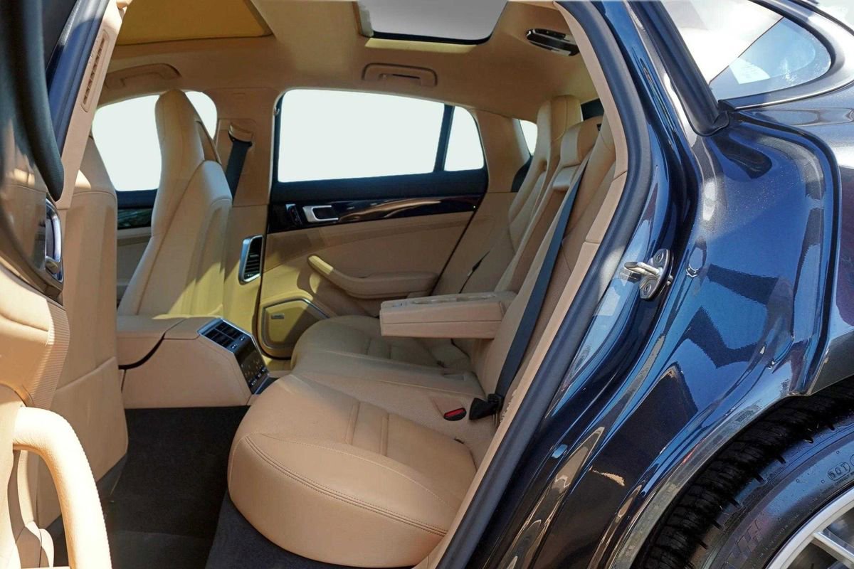 Used 2021 Porsche Panamera w/ Premium Package image 18