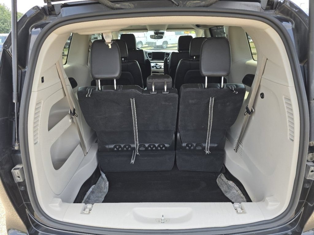 Used 2023 Chrysler Pacifica Touring-L FWD image 19