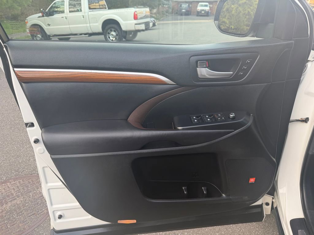 Used 2019 Toyota Highlander Limited Platinum AWD/4WD image 12