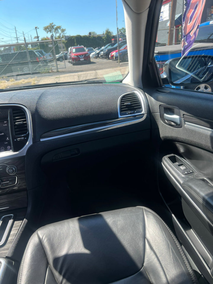 Used 2017 Chrysler 300 Limited image 30