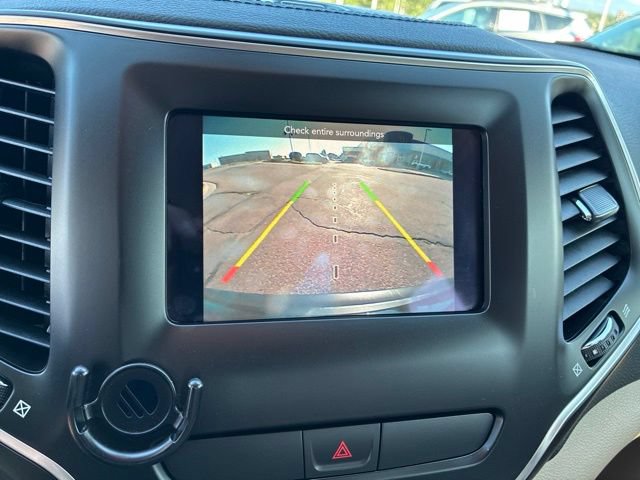 Used 2019 Jeep Cherokee Latitude w/ Popular Appearance Group AWD/4WD image 9