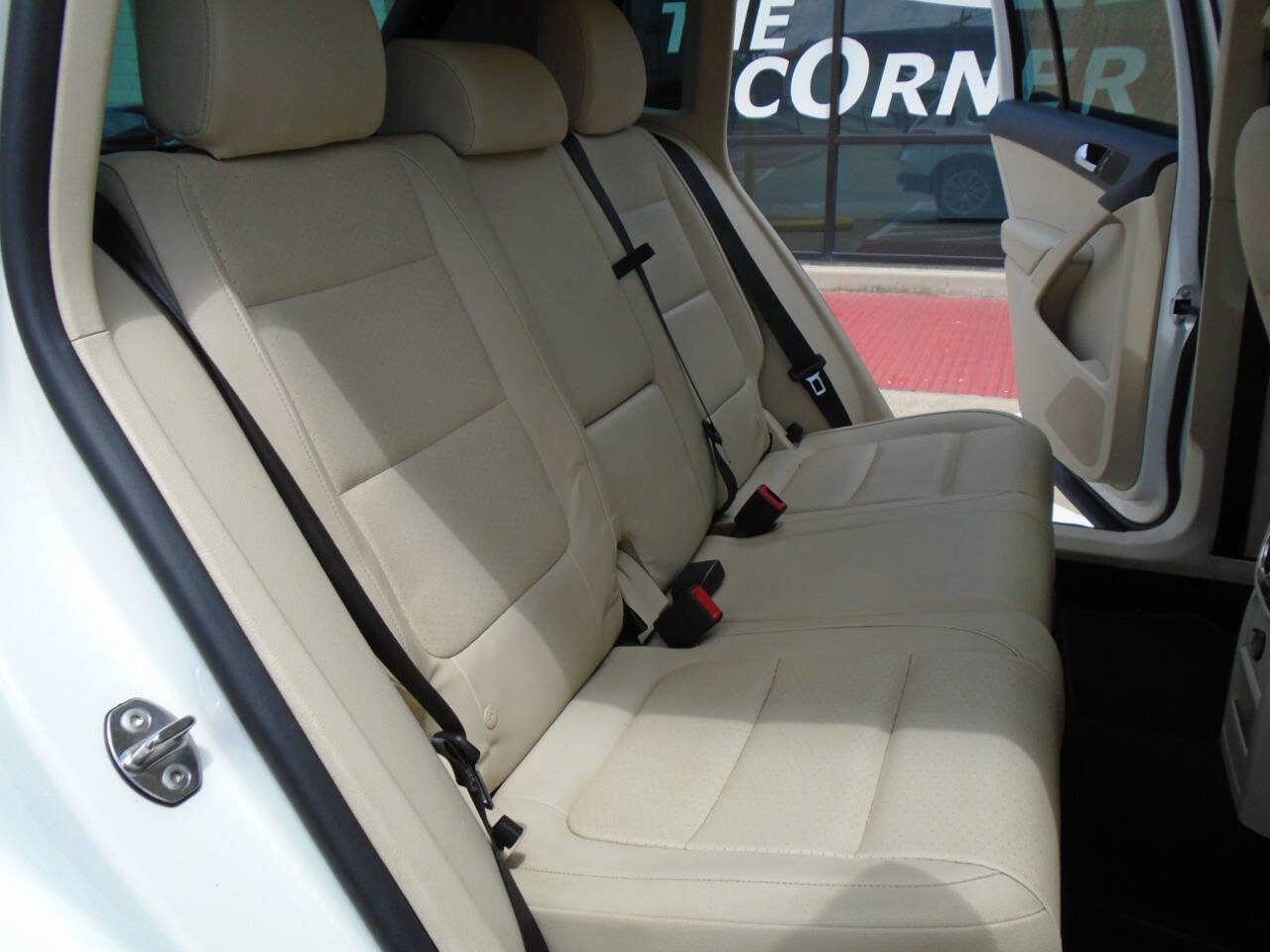 Used 2012 Volkswagen Tiguan SE FWD image 11