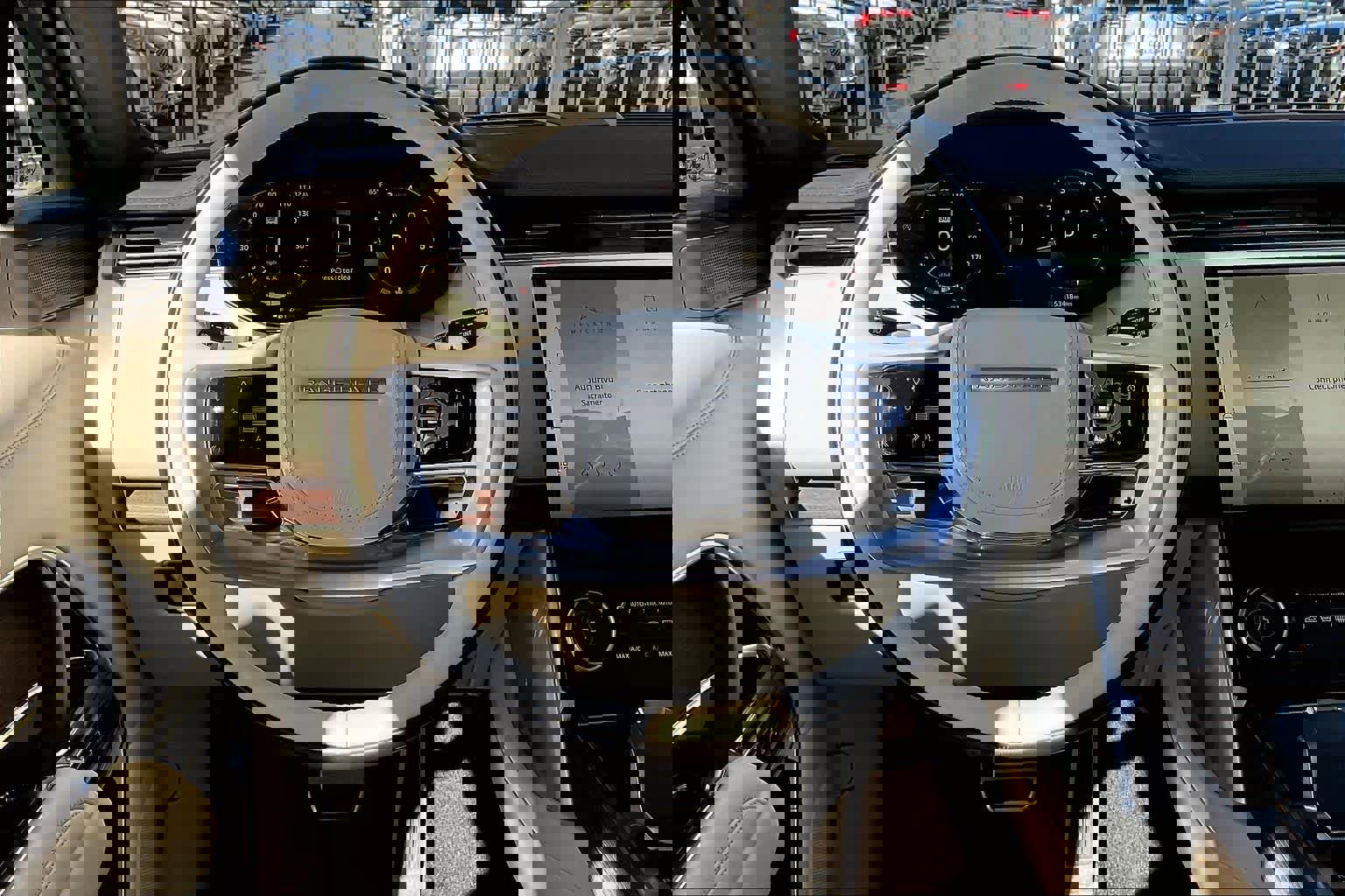 Used 2023 Land Rover Range Rover Long Wheelbase SE image 8