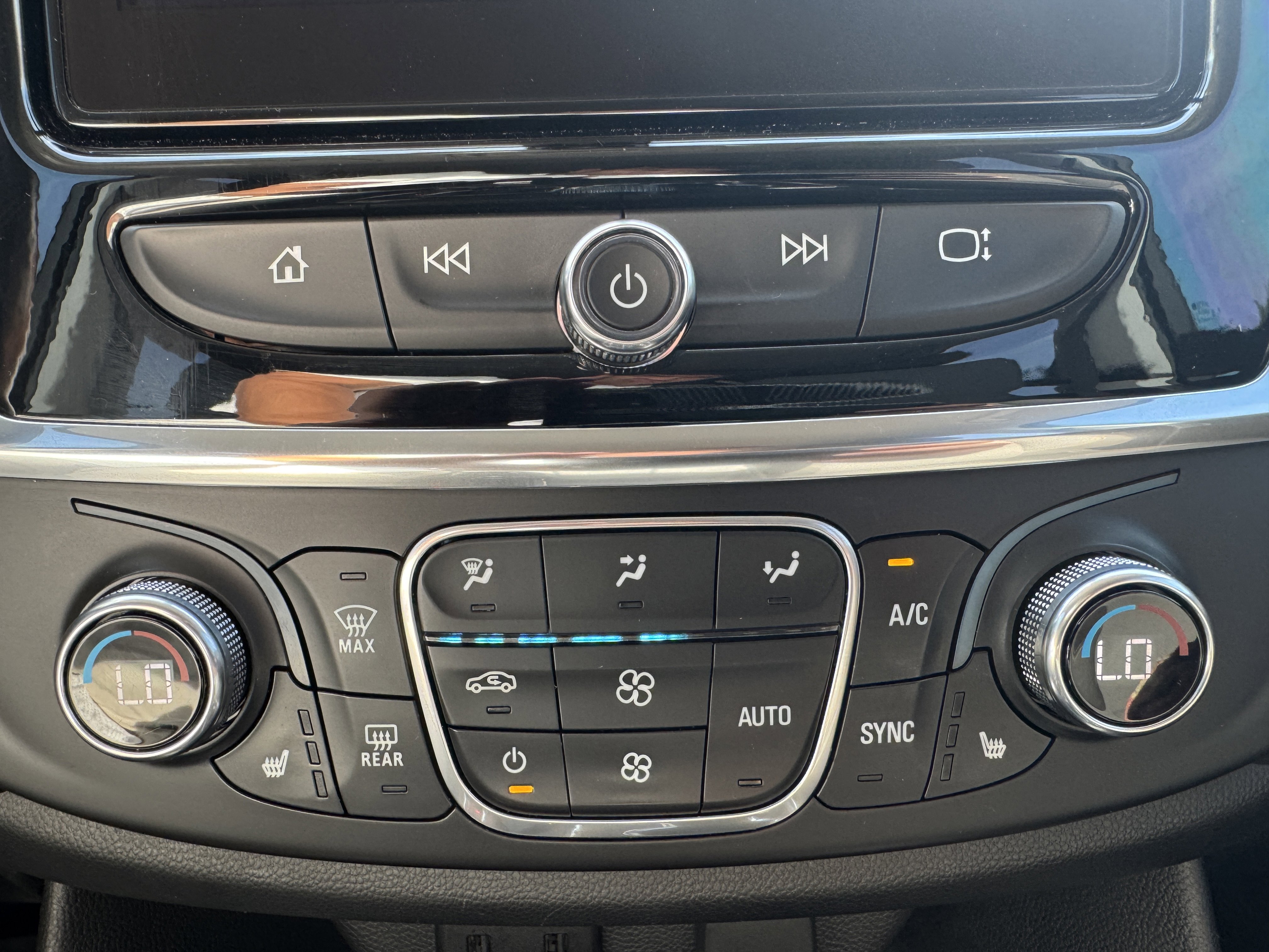 Used 2020 Chevrolet Traverse LT image 23