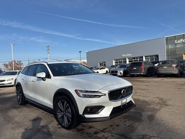 Used 2025 Volvo V60 B5 Cross Country Plus image 2
