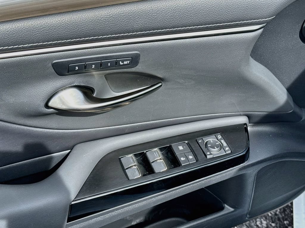 Used 2023 Lexus ES 300h F Sport w/ Accessory Package (Z1) FWD image 17