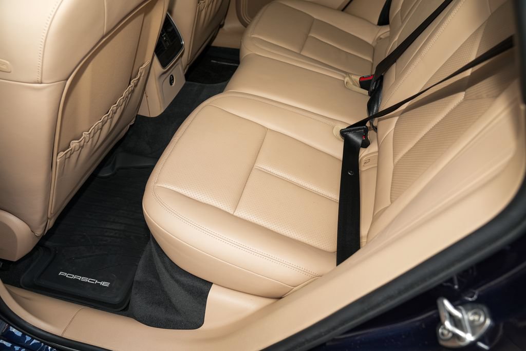 Certified 2021 Porsche Macan AWD/4WD image 33