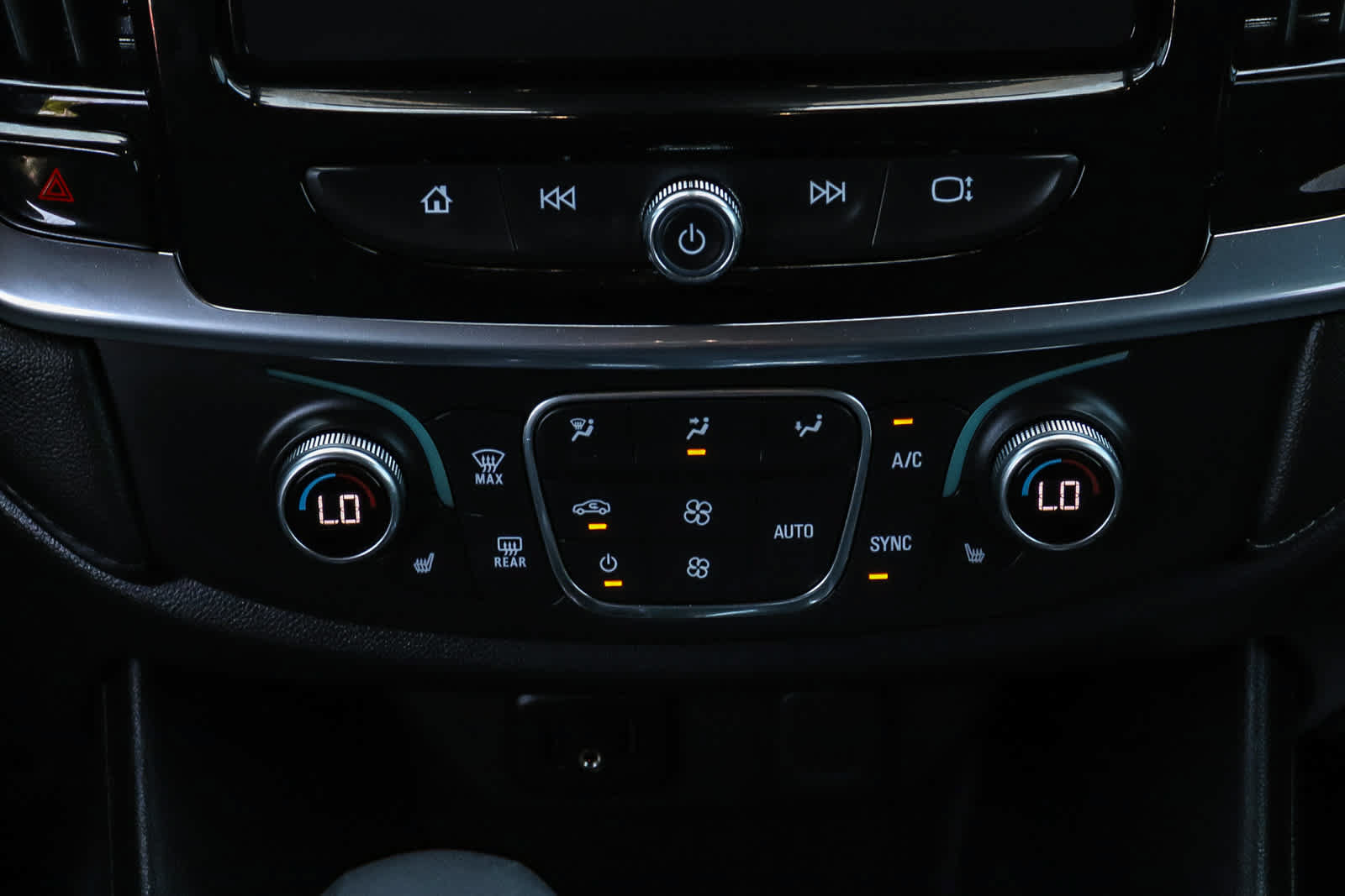 Used 2023 Chevrolet Traverse LT FWD image 17
