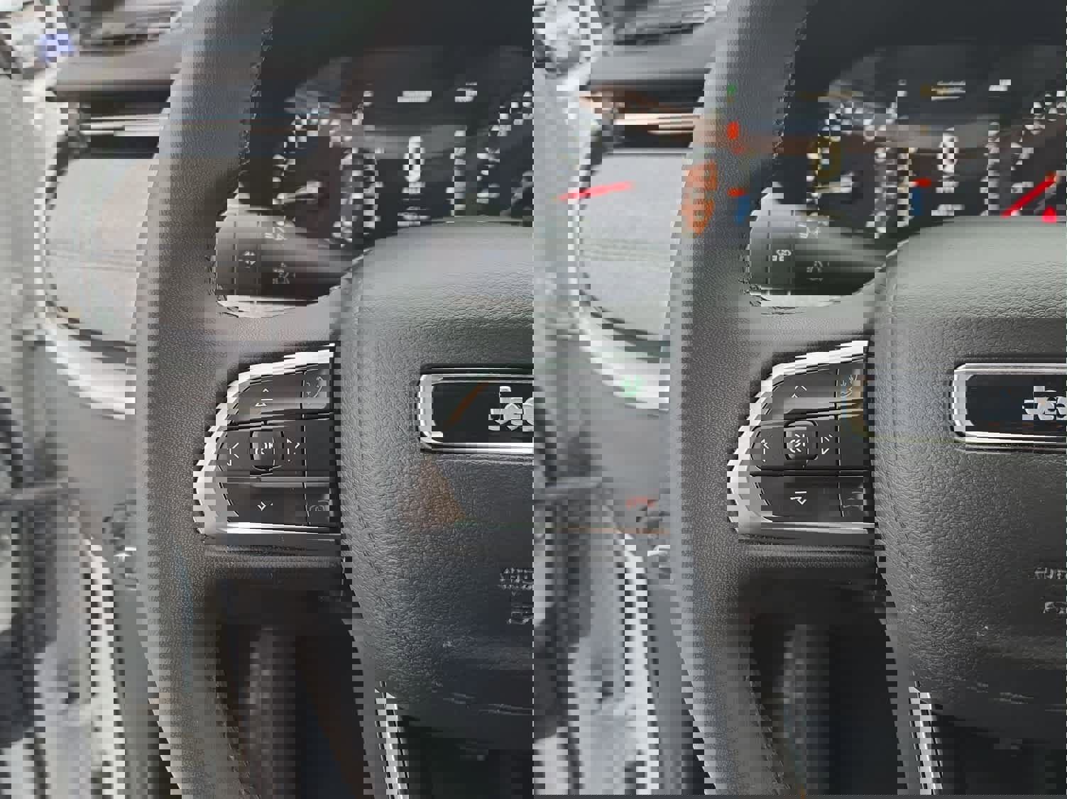 Used 2024 Jeep Compass Latitude image 30