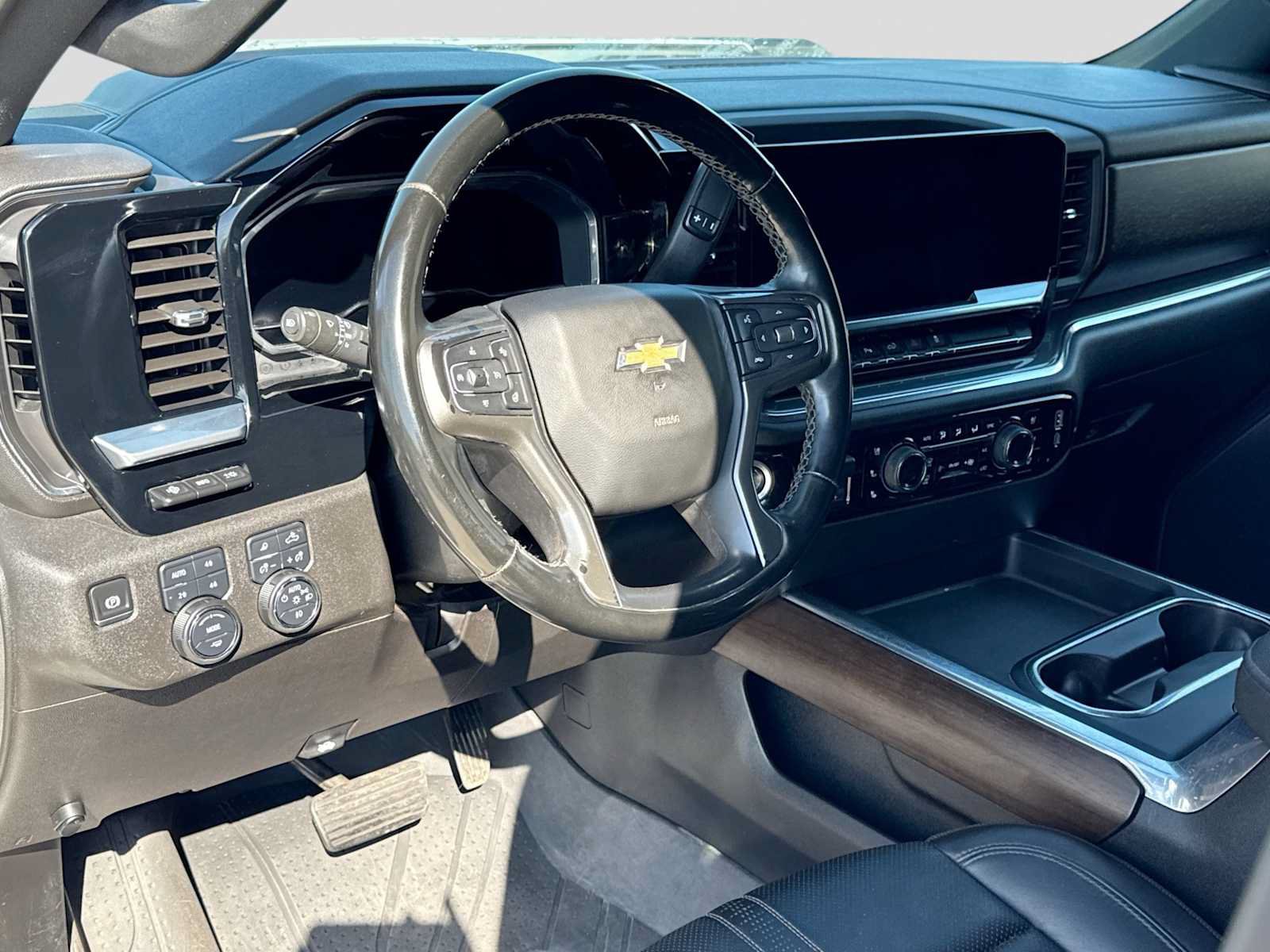 Used 2024 Chevrolet Silverado 3500 High Country w/ Technology Package AWD/4WD image 2