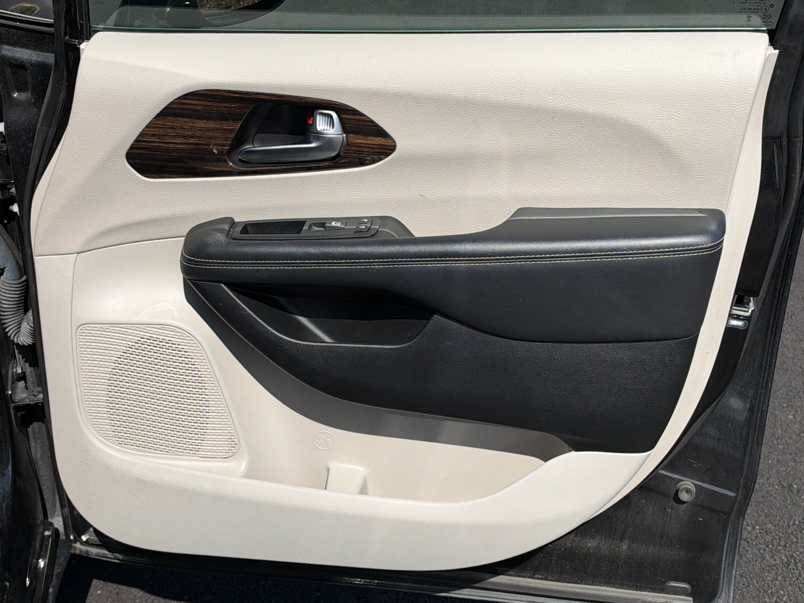 Used 2023 Chrysler Pacifica Limited FWD image 14