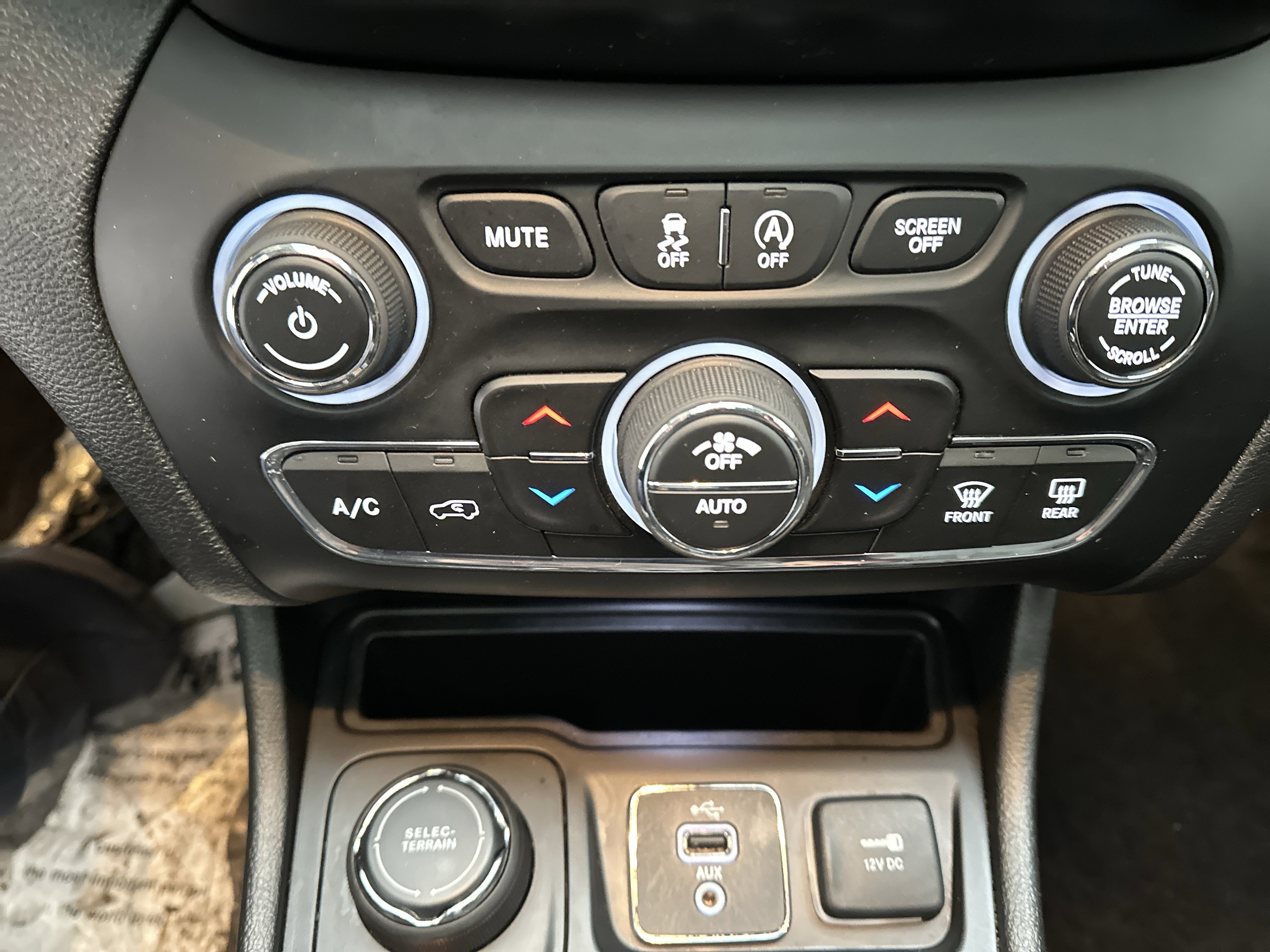 Used 2019 Jeep Cherokee Latitude Plus w/ Comfort/Convenience Group image 33