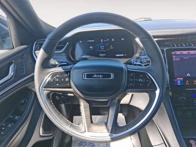 Used 2025 Jeep Grand Cherokee Overland w/ Luxury Tech Group IV AWD/4WD image 12