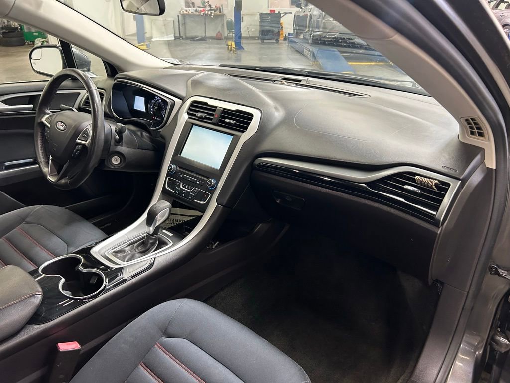 Used 2016 Ford Fusion SE FWD image 13