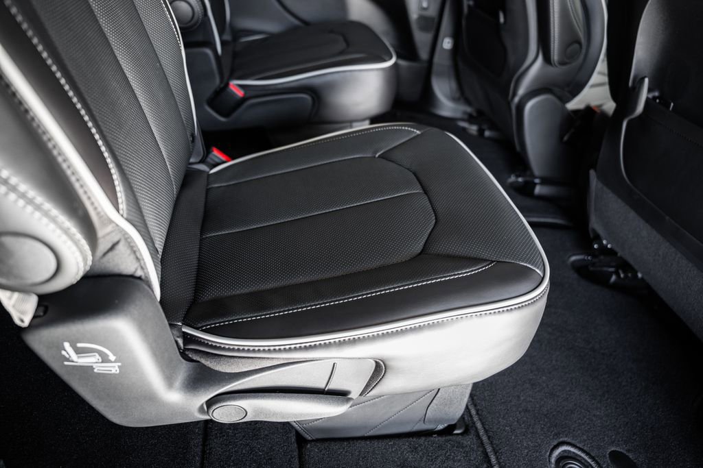 New 2026 Chrysler Pacifica Limited w/ Uconnect Theater Family Group image 32