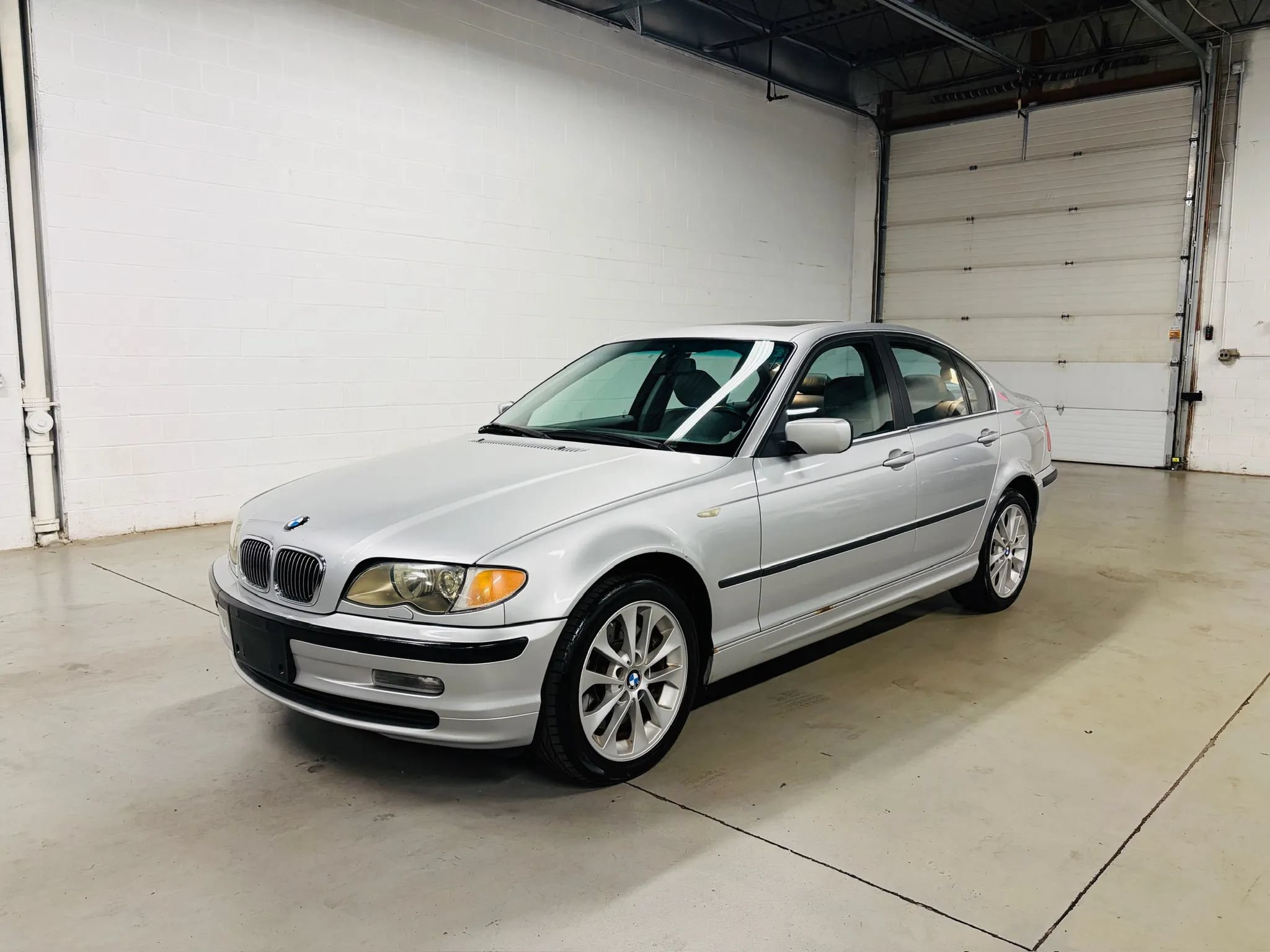 Used 2003 BMW 330xi Sedan AWD/4WD image 2
