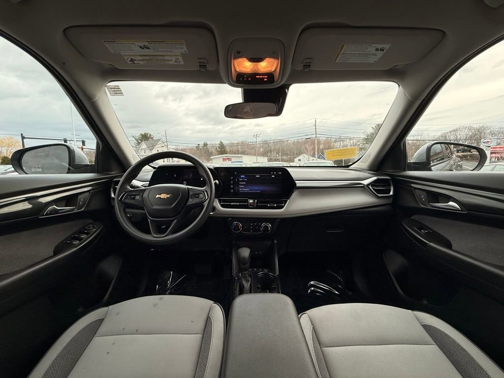 Used 2025 Chevrolet TrailBlazer LT AWD/4WD image 17