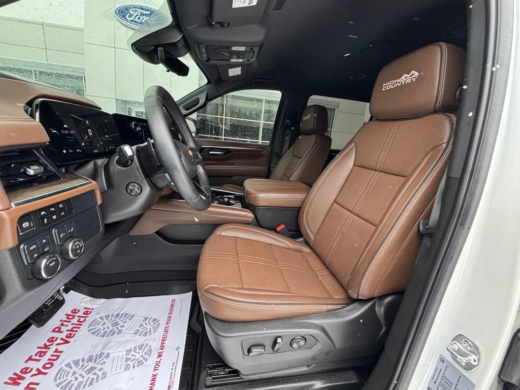 Used 2025 Chevrolet Suburban High Country image 11