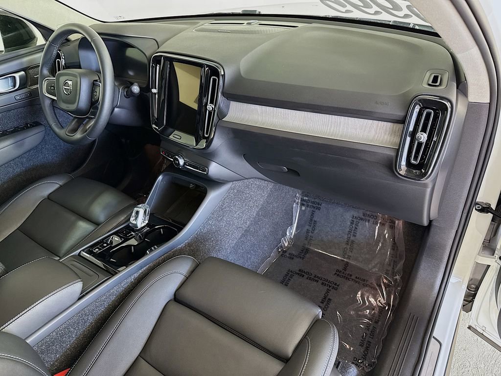 Used 2025 Volvo XC40 B5 Plus image 31
