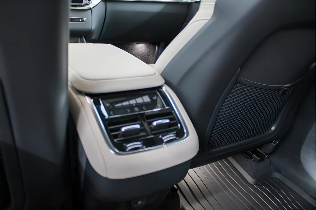 New 2026 Volvo XC90 B6 Plus w/ Protection Package Premier AWD/4WD image 13