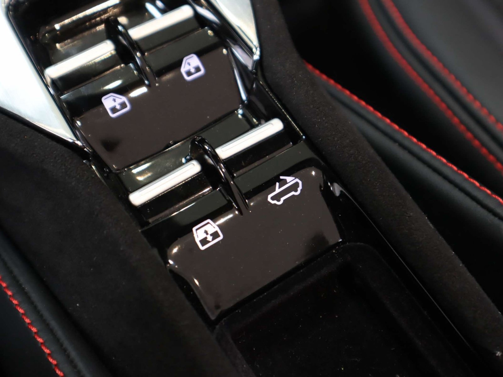 Used 2025 Ferrari SF90 Spider AWD/4WD image 31