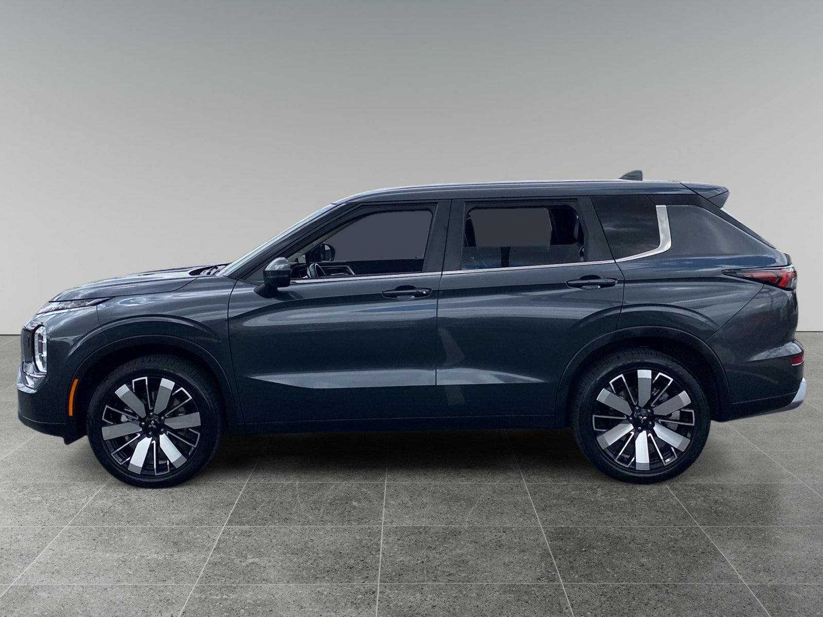 Used 2025 Mitsubishi Outlander AWD image 2