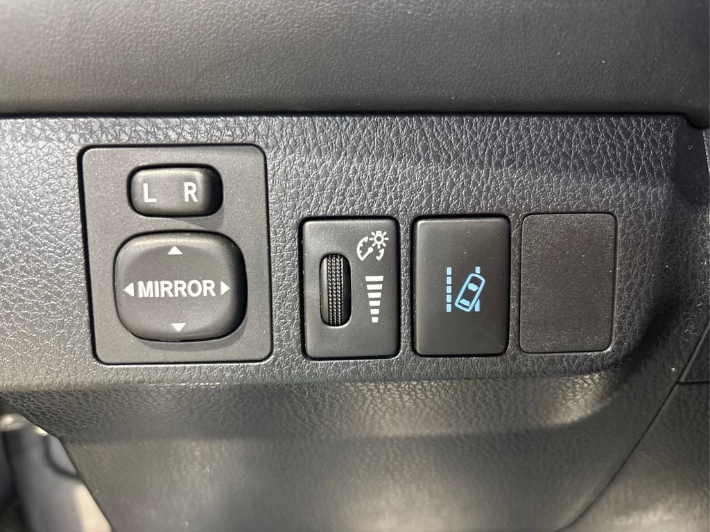 Used 2018 Toyota RAV4 LE image 33