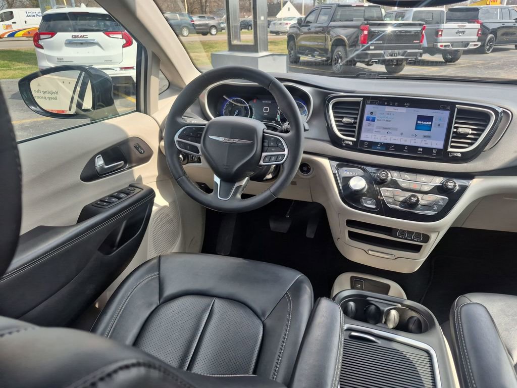 Used 2024 Chrysler Pacifica Touring-L FWD image 13