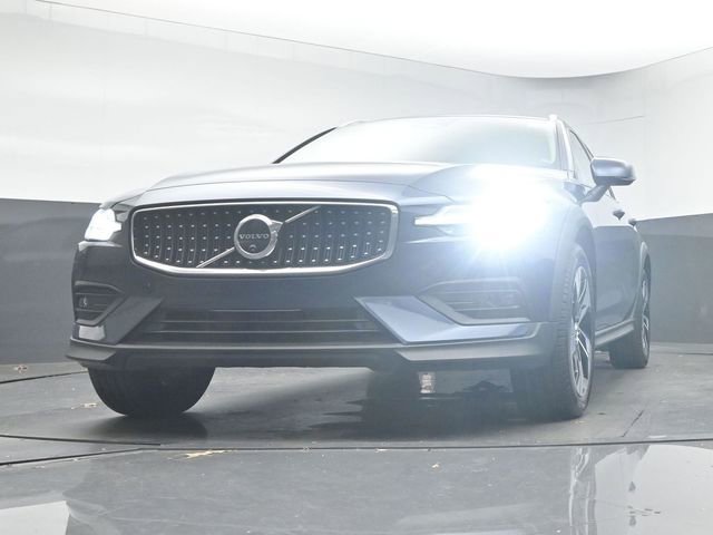 Used 2024 Volvo V60 B5 Cross Country Plus image 38